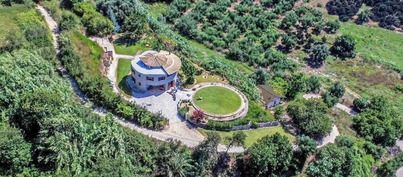 Το υπέροχο και ολοστρόγγυλο σπίτι σαν «ιπτάμενος δίσκος» που βρίσκεται στο Κάτω Σαμικό (φώτο)